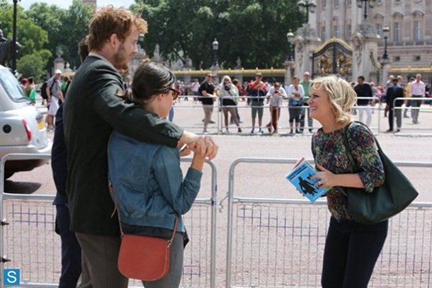Parks-and-Recreation-Episode-6.01-6.02-London-Part-OnePart-Two-Promotional-Photos-3_595_slogo