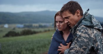 Louise Banks (Amy Adams) and Ian Donnelly (Jeremy Renner) in ARRIVAL